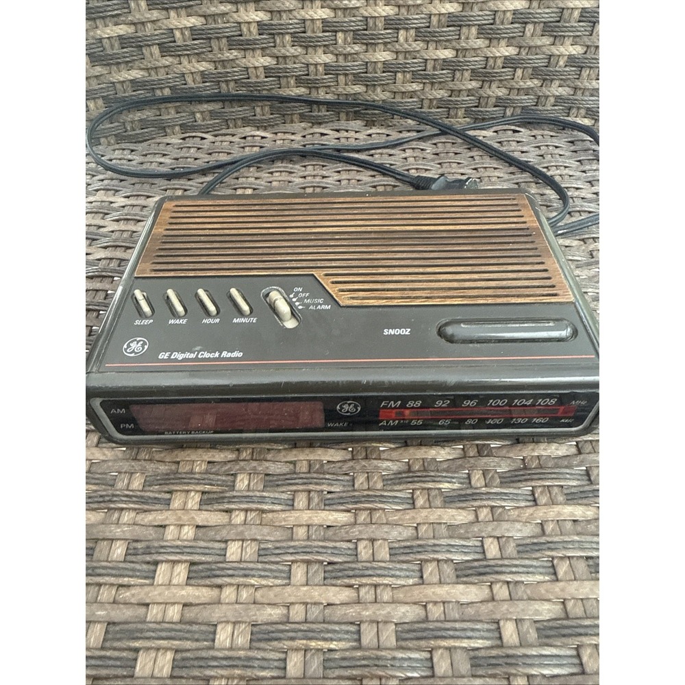 Vintage GE Digital Clock Radio Model 7-4612A Woodgrain Tested & Working
